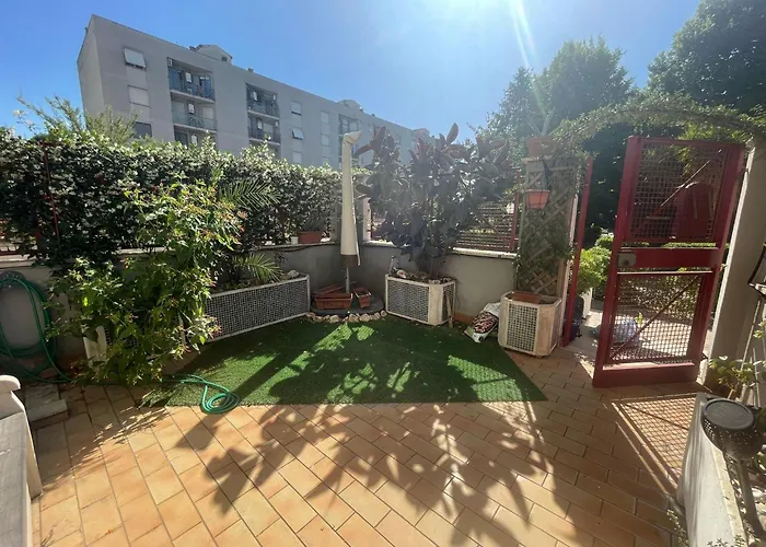 Intero Con Giardino E Parcheggio